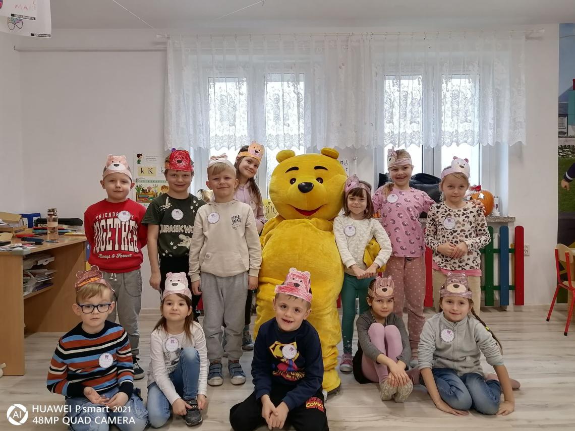 Przedszkolaki szkoły podstawowej w Rogowie podczas Dnia pluszowego Misia w miejscowej bibliotece (2)