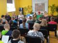 Panie bibliotekarki podczas recytacji na akcji Narodowe Czytanie w bibliotece w Stanominie