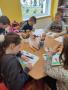 Uczniowie I klasy szkoły podstawowej w Stanominie podczas lekcji bibliotecznej w miejscowej bibliotece (2)