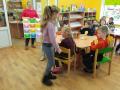 Uczniowie I klasy szkoły podstawowej w Stanominie podczas lekcji bibliotecznej w miejscowej bibliotece
