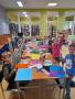 Uczniowie szkoły podstawowej w Pomianowie podczas Dnia pluszowego Misia w miejscowej bibliotece (2)