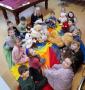 Uczniowie szkoły podstawowej w Pomianowie podczas Dnia pluszowego Misia w miejscowej bibliotece