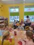 Uczniowie szkoły podstawowej w Stanominie na warsztatach bozonarodzeniowych w miejscowej bibliotece 