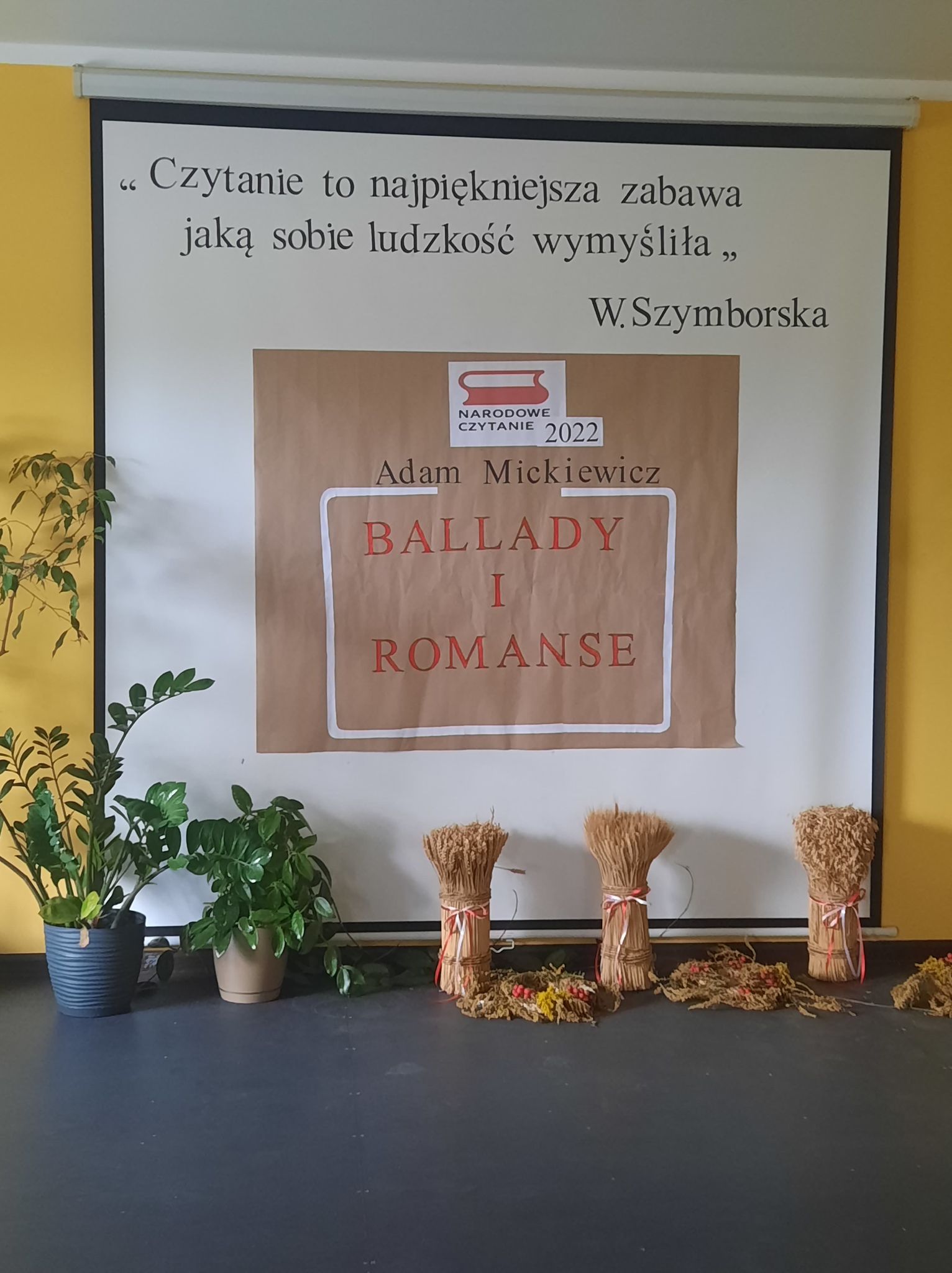 Dekoracja podczas akcji Narodowe czytanie w bibliotece w Stanominie