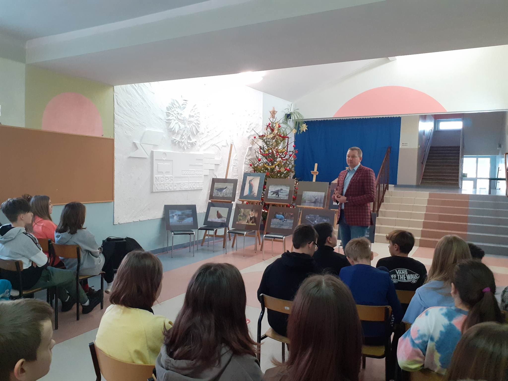 Uczniowie szkoły podstawowej w Rogowie z autorem wystawy fotografii Przyroda naszego regionu w miejscowej bibliotece (2)