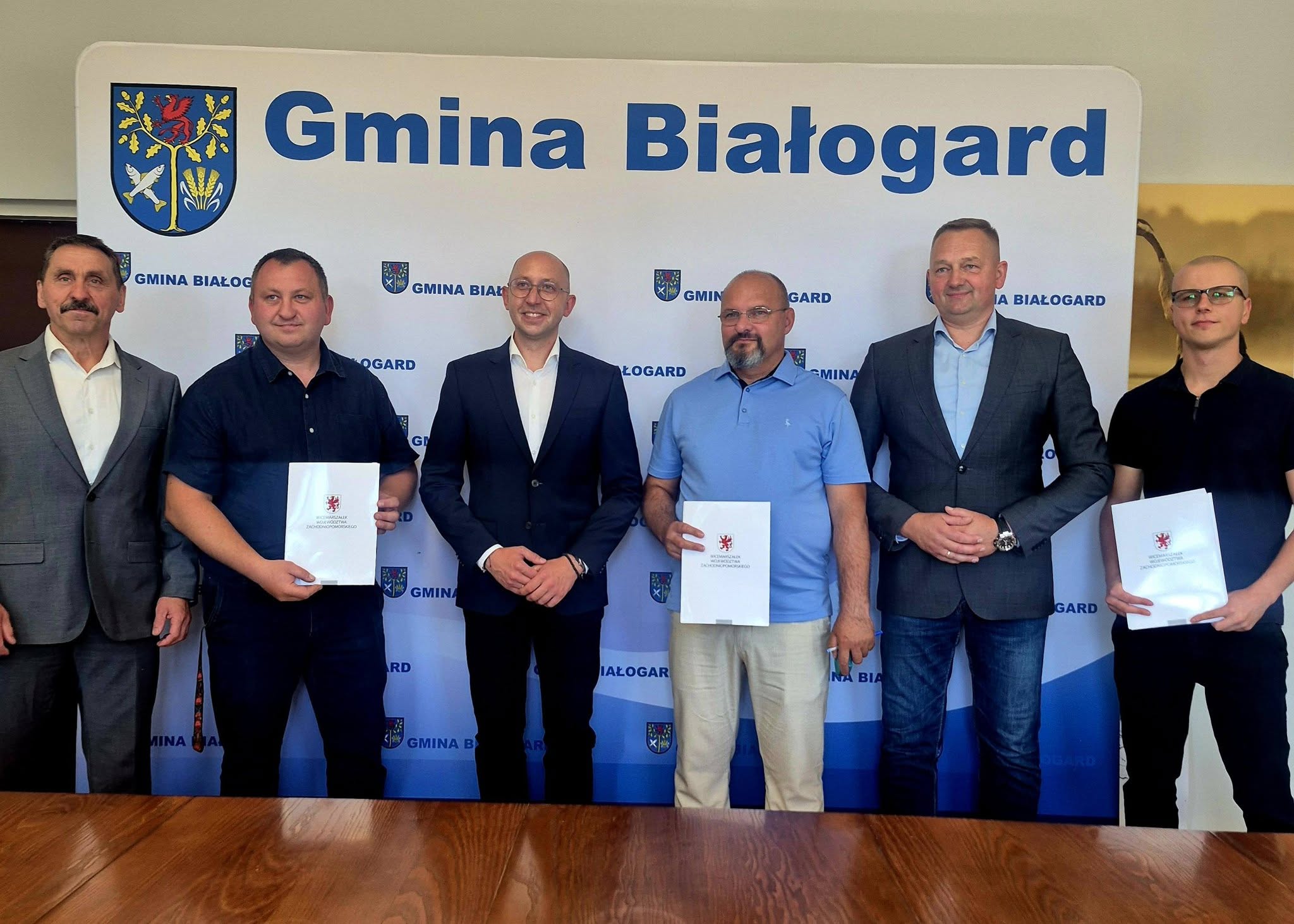 Zdjęcie grupowe Wicemarszałka, W&oacute;jta, Zastępcy W&oacute;jta, Sołtys&oacute;w