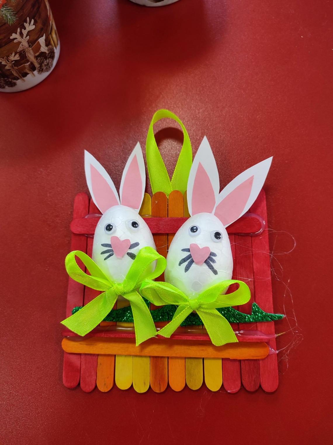 Ozdoby wielkanocne wykonane na warsztatach w bibliotekach na terenie Gminy Białogard