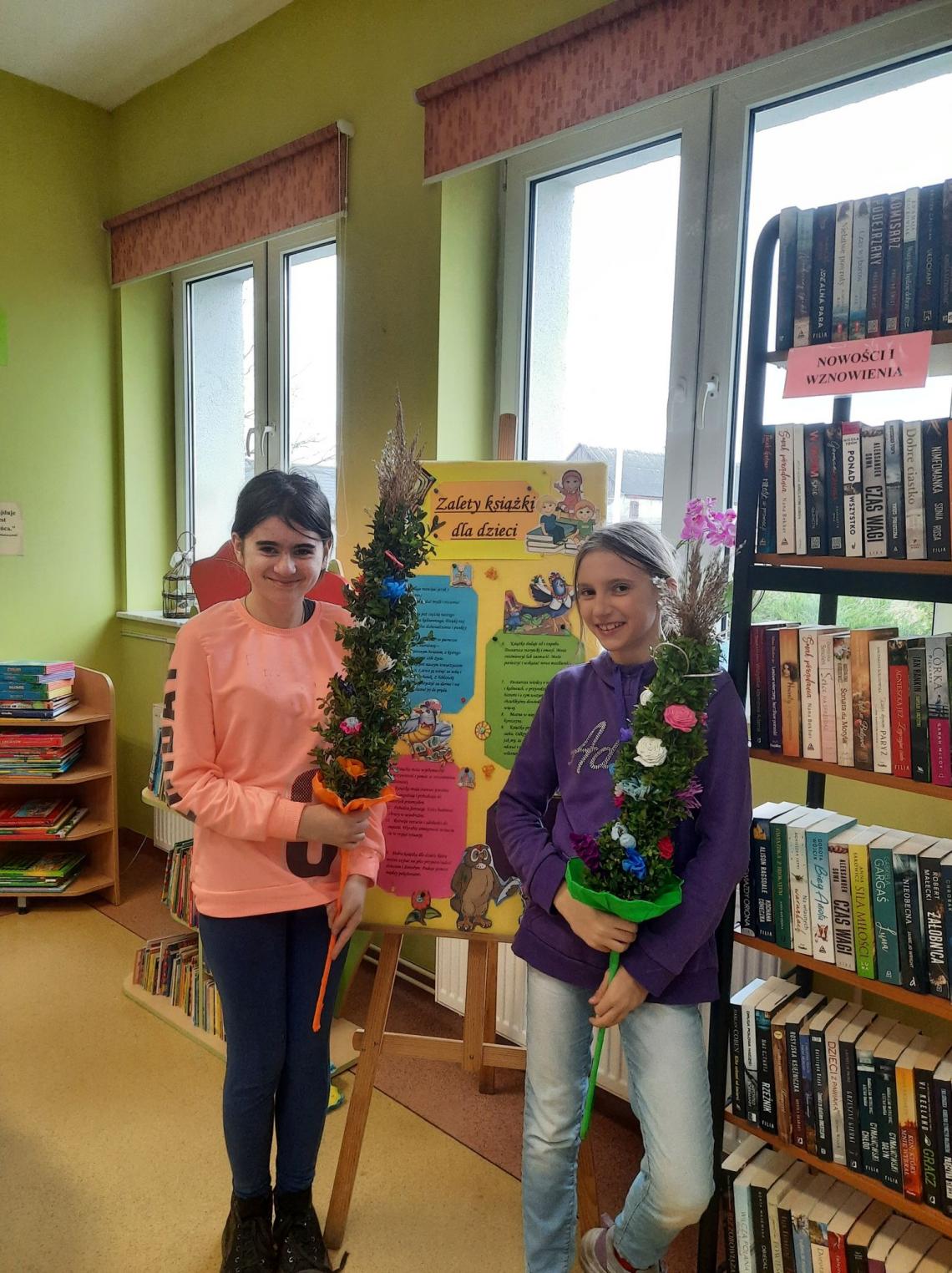 Uczestnicy warsztatów wielkanocnych w bibliotekach na terenie Gminy Białogard z wykonanymi własnoręcznie ozdobami wielkanocnymi