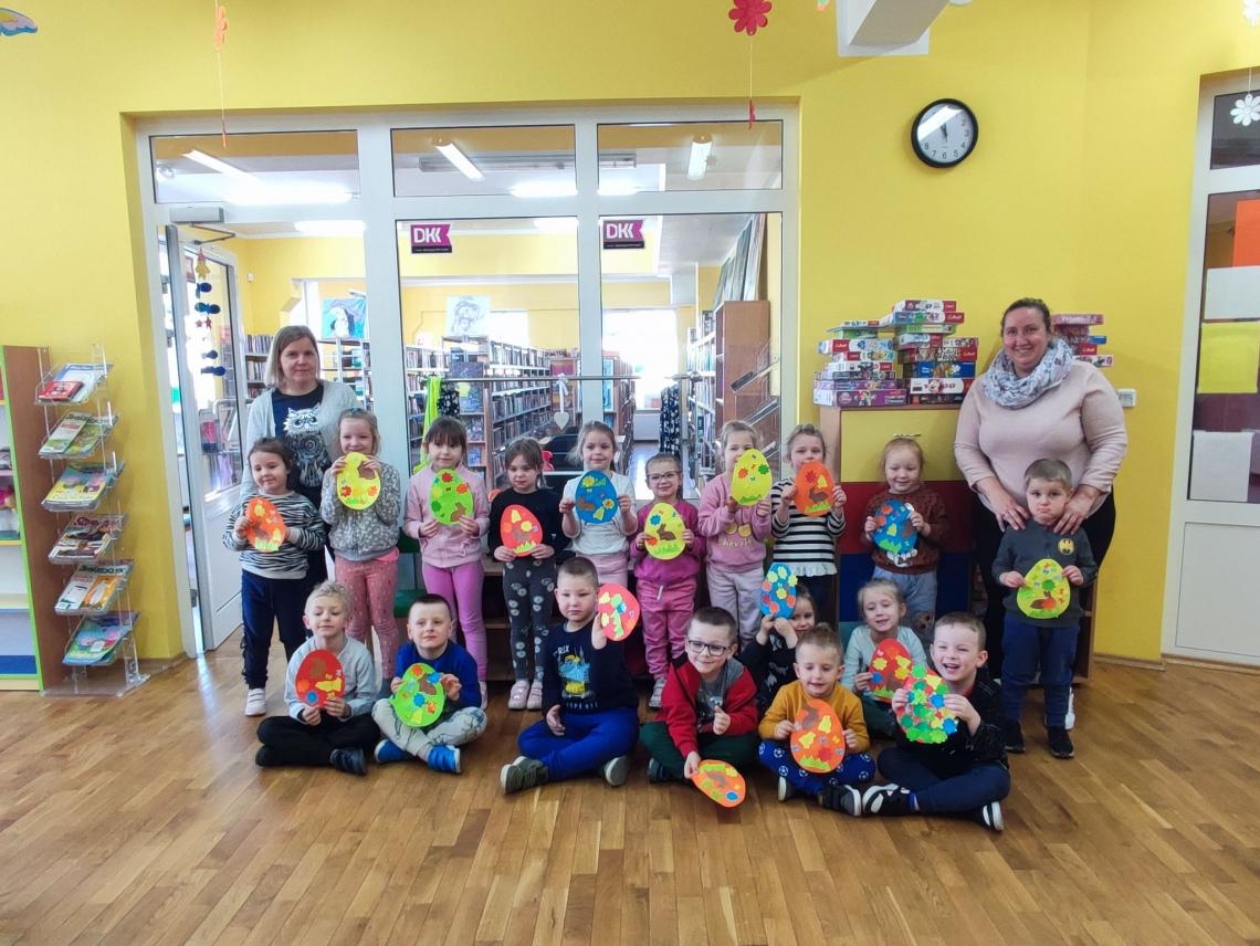 Uczestnicy warsztatów wielkanocnych w bibliotekach na terenie Gminy Białogard z wykonanymi własnoręcznie ozdobami wielkanocnymi
