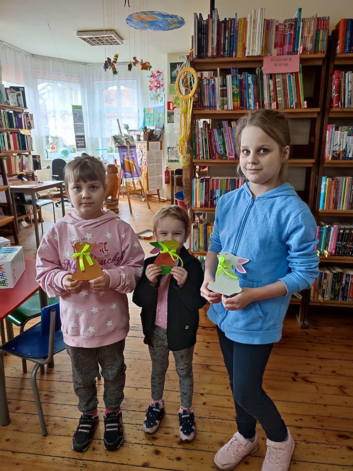 Uczestnicy warsztatów wielkanocnych w bibliotekach na terenie Gminy Białogard z wykonanymi własnoręcznie ozdobami wielkanocnymi