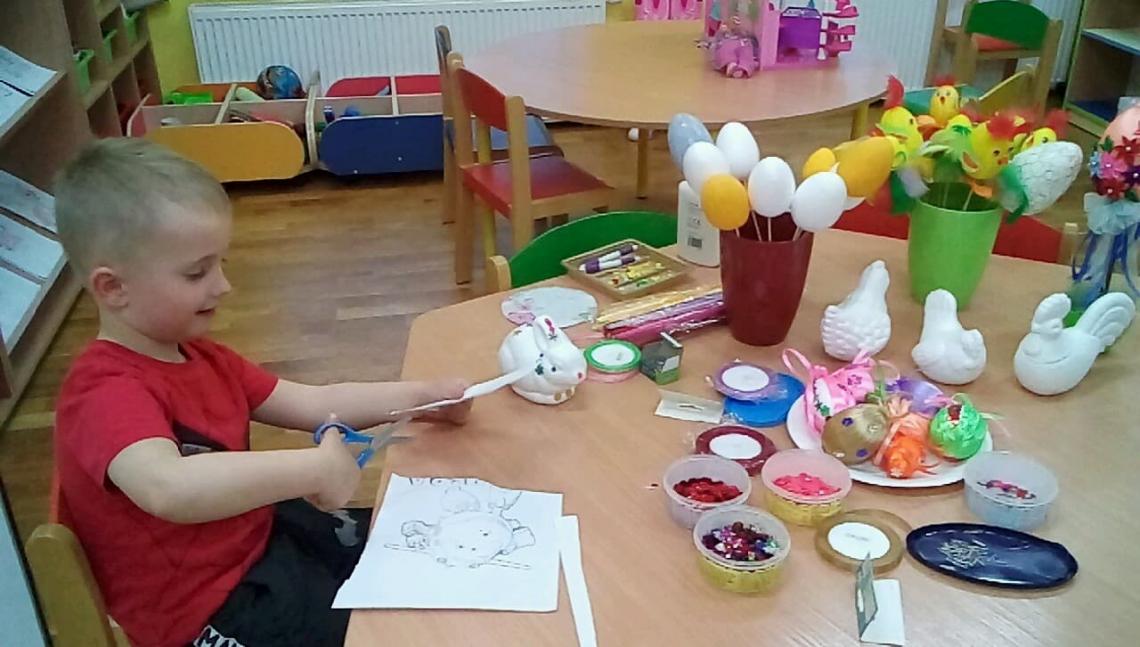 Uczestnik warsztatów wielkanocnych podczas wykonywania ozdoby