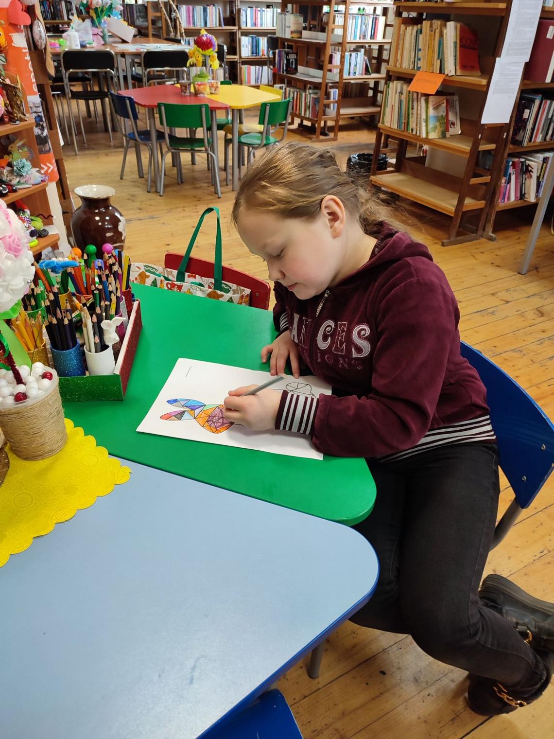 Uczestnik warsztatów wielkanocnych podczas wykonywania ozdoby