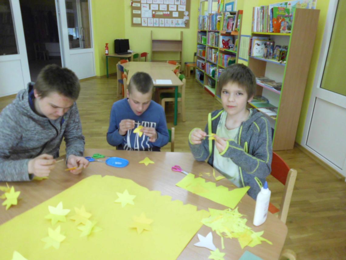 Czytelnicy podczas zajęć plastycznych na których wykonują żółte żonkile