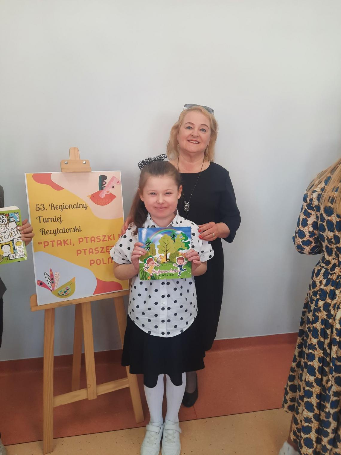 Laureatka eliminacji powiatowych konkursu recytatorskiego Ptaki, Ptaszki, Ptaszęta polne z członkiem jury