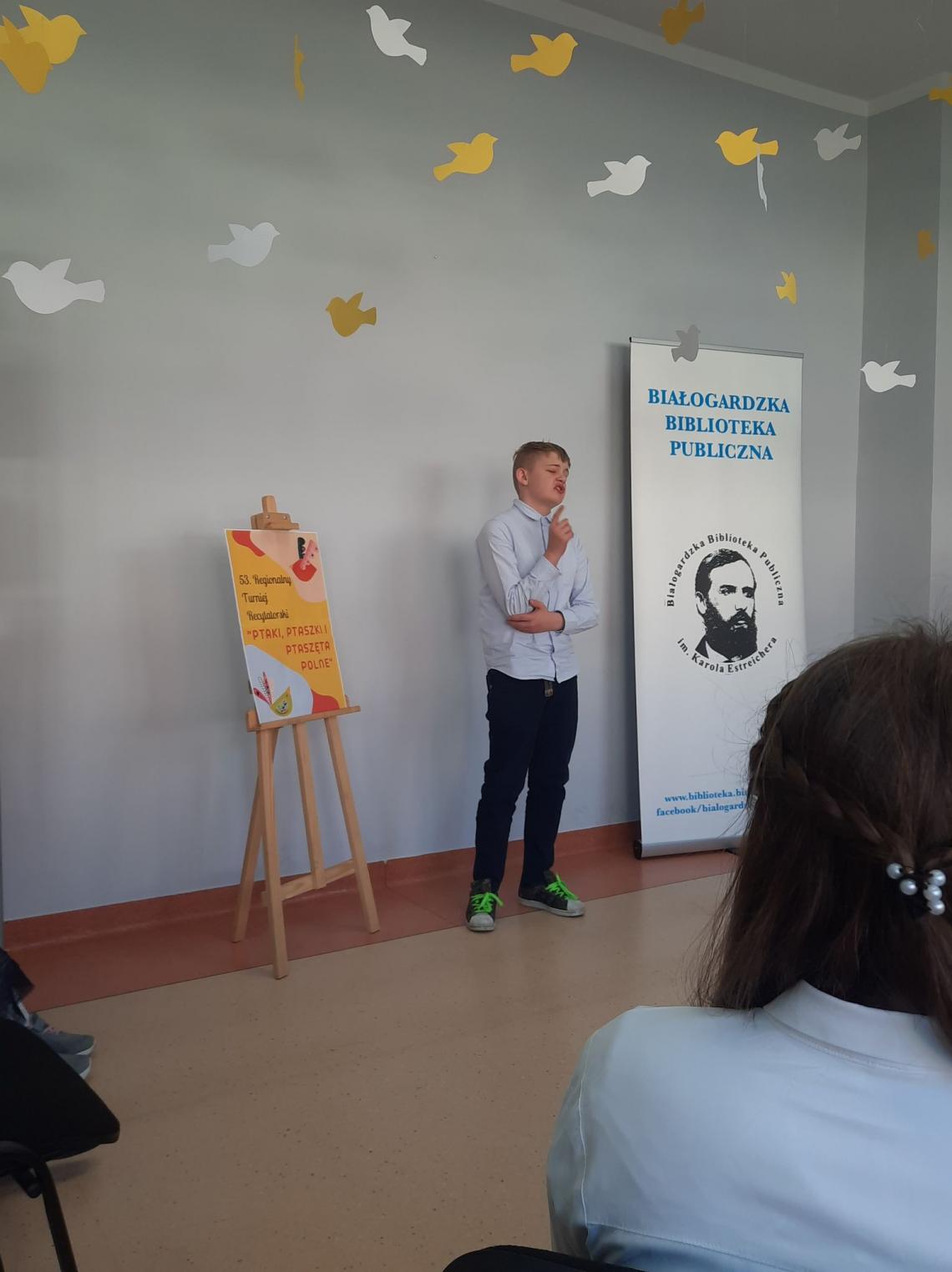 Uczestnik  eliminacji powiatowych konkursu recytatorskiego Ptaki, Ptaszki, Ptaszęta polne z członkiem jury