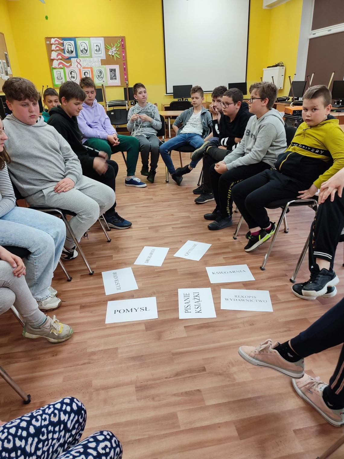 Uczniowie szkoły podstawowej podczas lekcji bibliotecznej w bibliotece w Stanominie (2)Uczniowie szkoły podstawowej podczas lekcji bibliotecznej w bibliotece w Stanominie