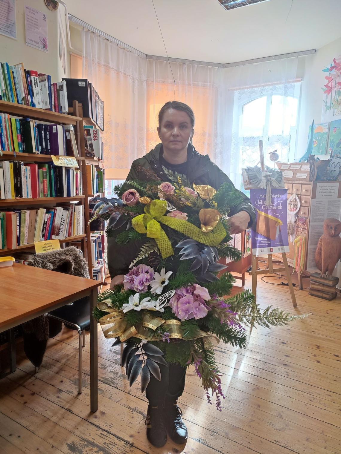 Uczestniczka warsztatów z wykonaną ozdobą w filii bibliotecznej w Podwilczu