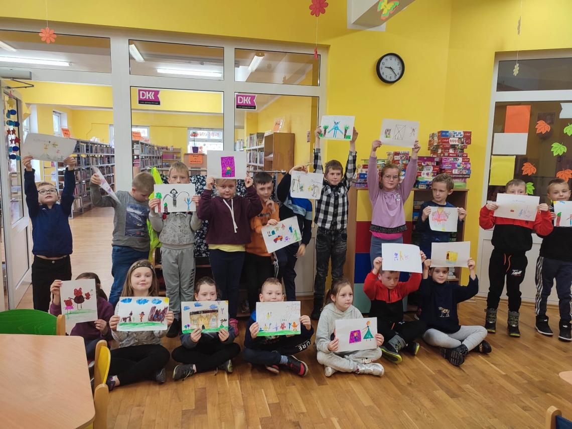 Uczniowie I klasy szkoły podstawowej w Stanominie podczas lekcji bibliotecznej w miejscowej bibliotece (3)