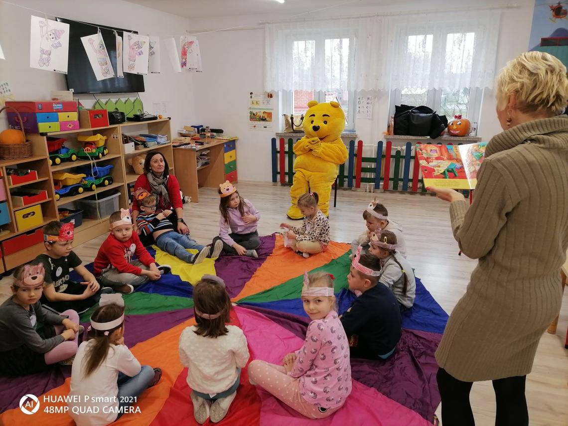 Przedszkolaki szkoły podstawowej w Rogowie podczas Dnia pluszowego Misia w miejscowej bibliotece