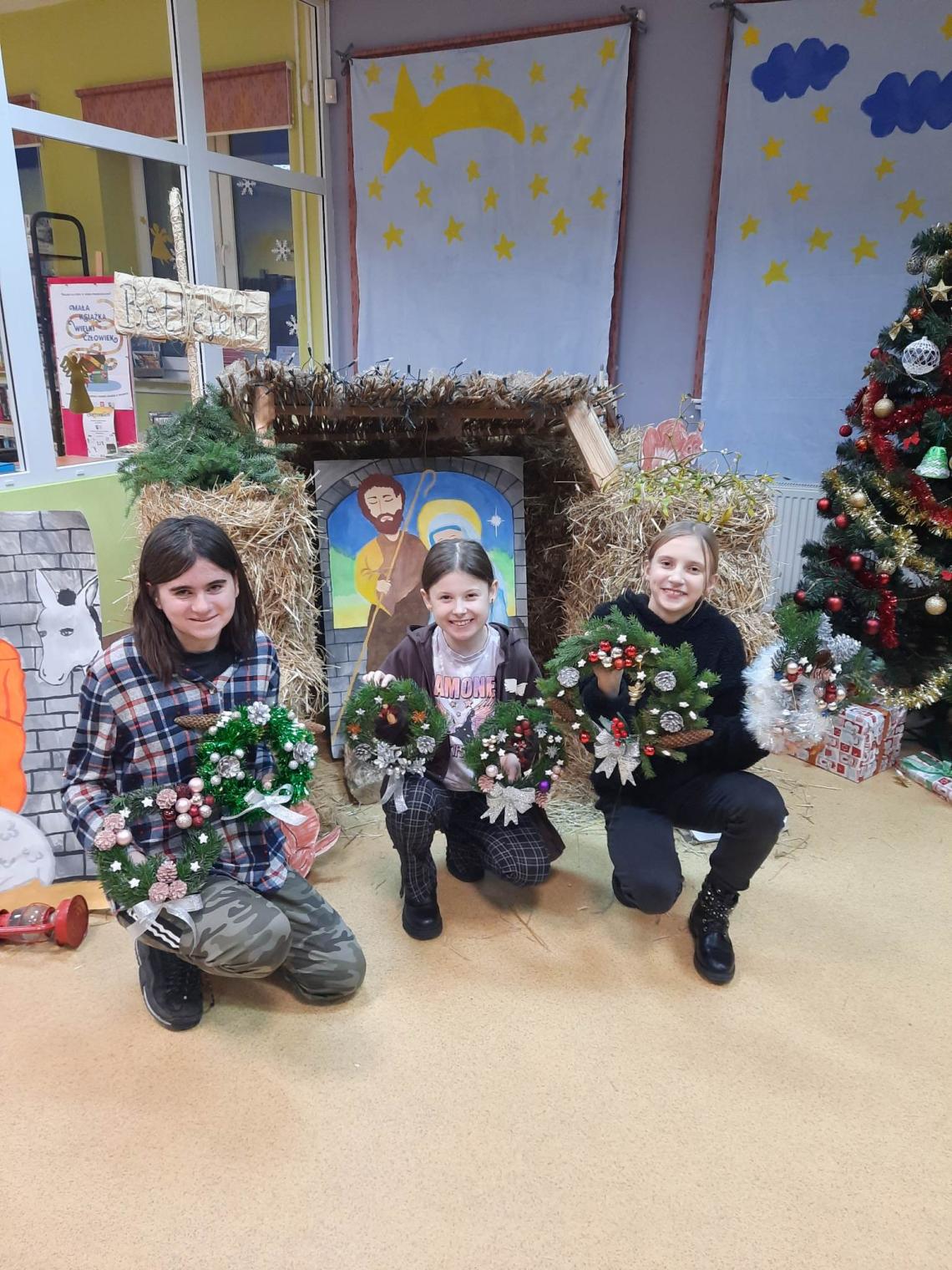 Uczniowie szkoły podstawowej w Stanominie na warsztatach bozonarodzeniowych w miejscowej bibliotece