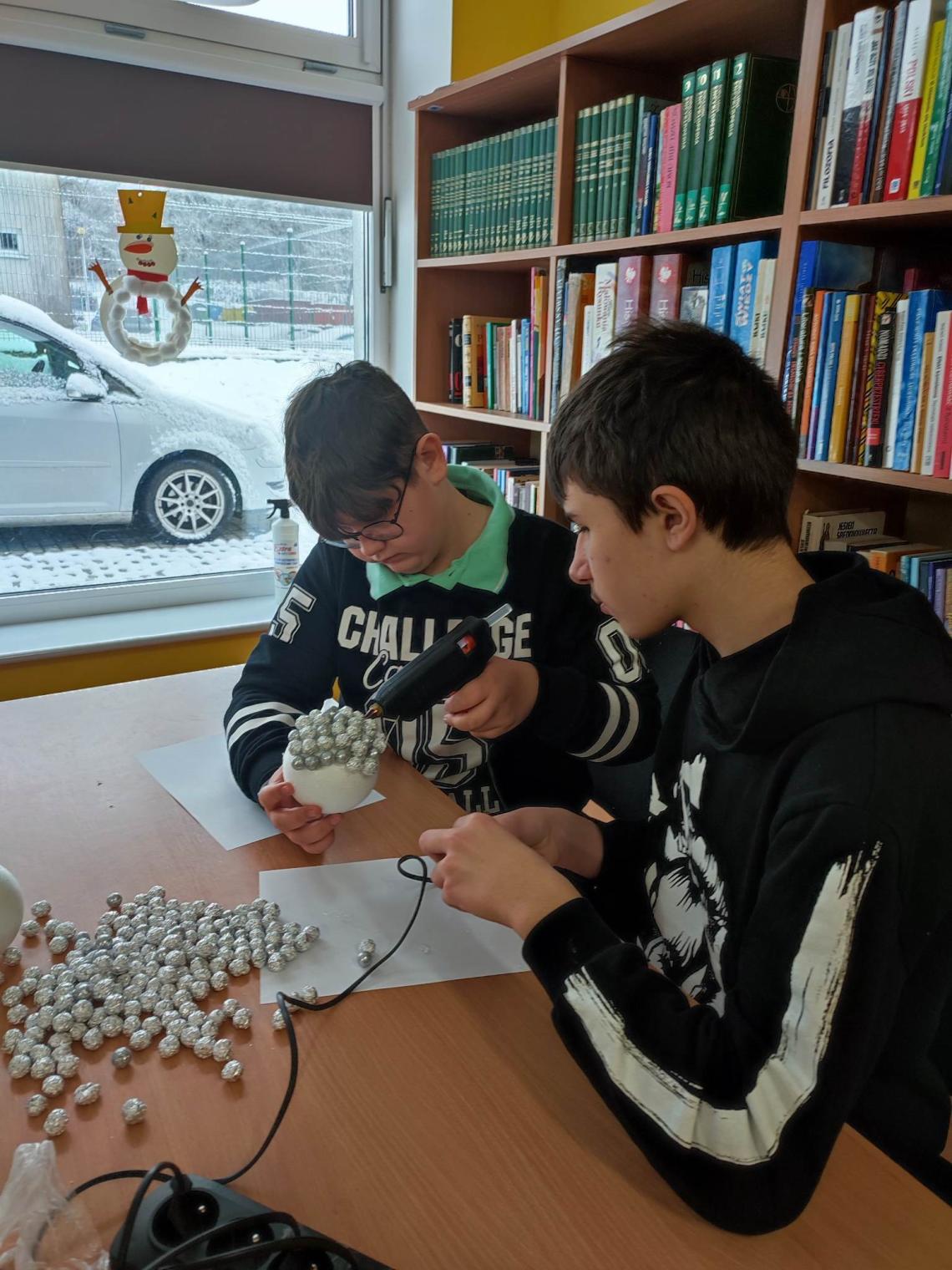 Uczniowie szkoły podstawowej w Stanominie na warsztatach bozonarodzeniowych w miejscowej bibliotece