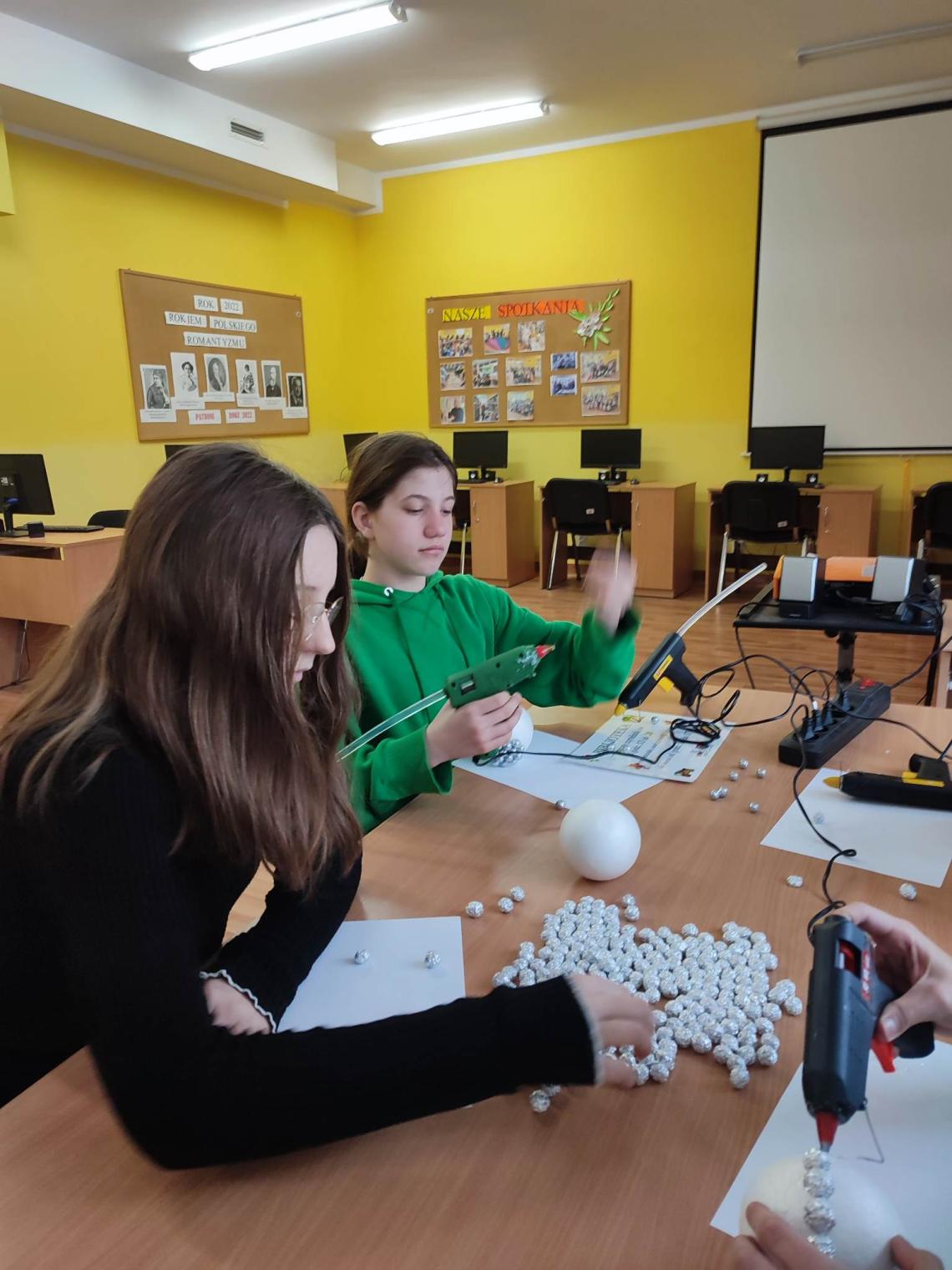 Uczniowie szkoły podstawowej w Stanominie na warsztatach bozonarodzeniowych w miejscowej bibliotece