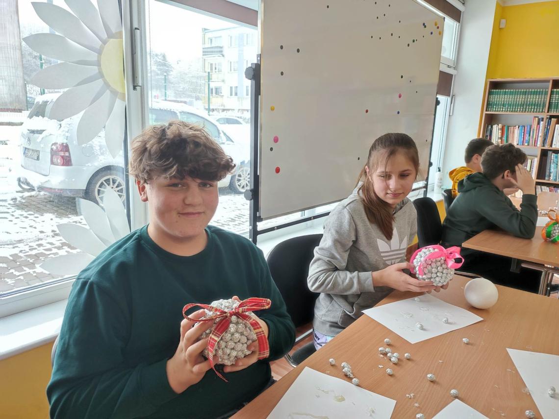 Uczniowie szkoły podstawowej w Stanominie na warsztatach bozonarodzeniowych w miejscowej bibliotece