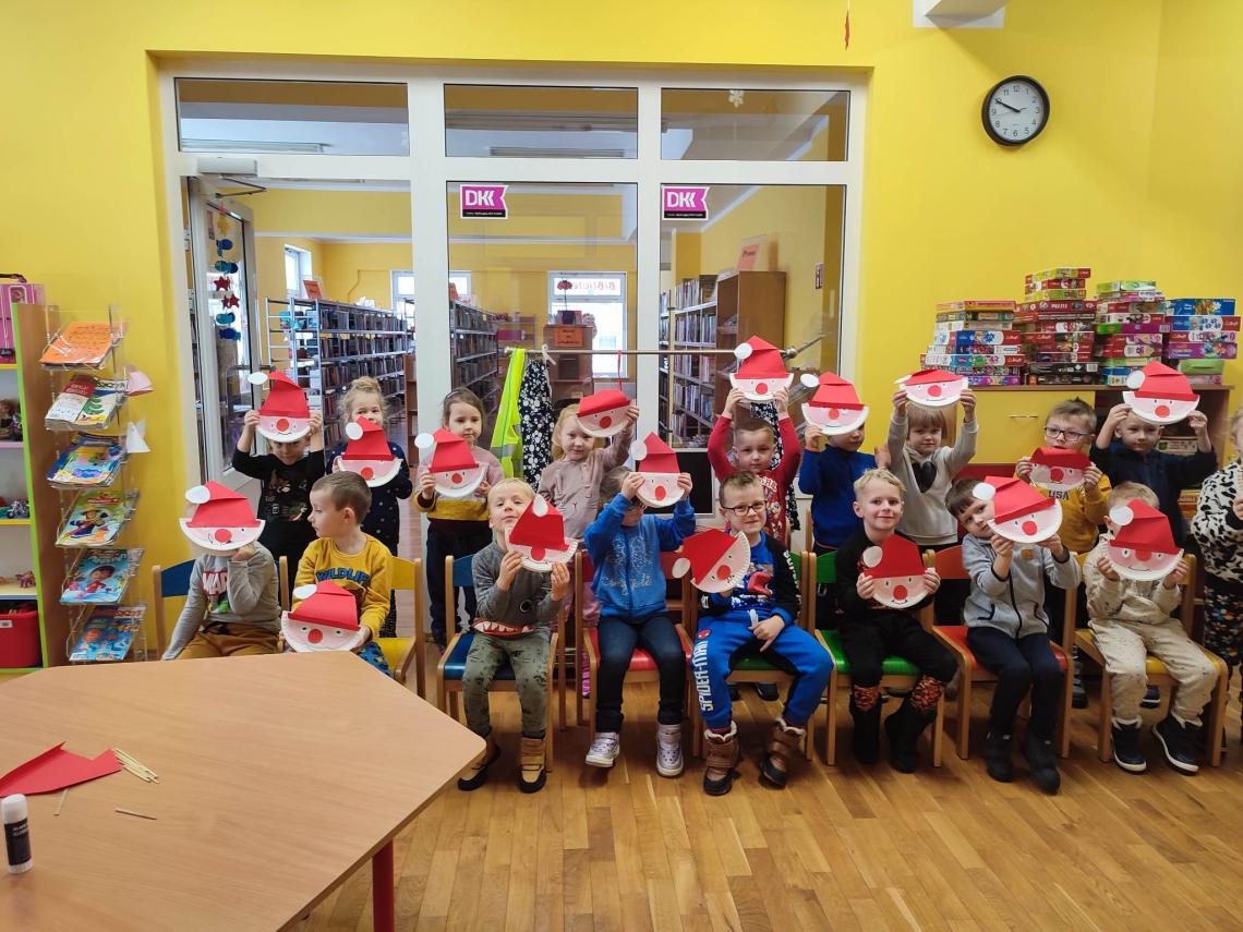 Uczniowie szkoły podstawowej w Stanominie na warsztatach bozonarodzeniowych w miejscowej bibliotece
