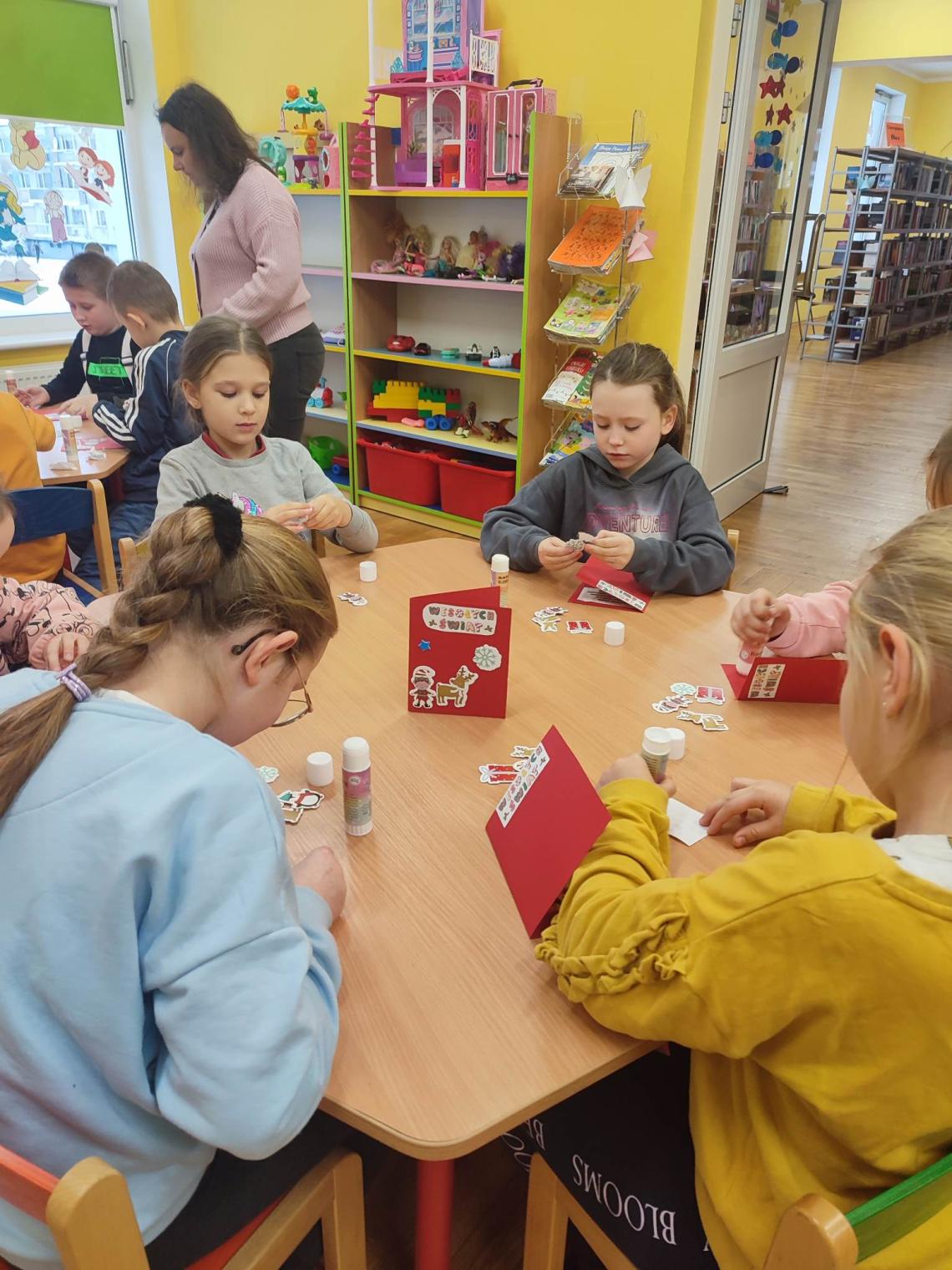 Uczniowie szkoły podstawowej w Stanominie na warsztatach bozonarodzeniowych w miejscowej bibliotece