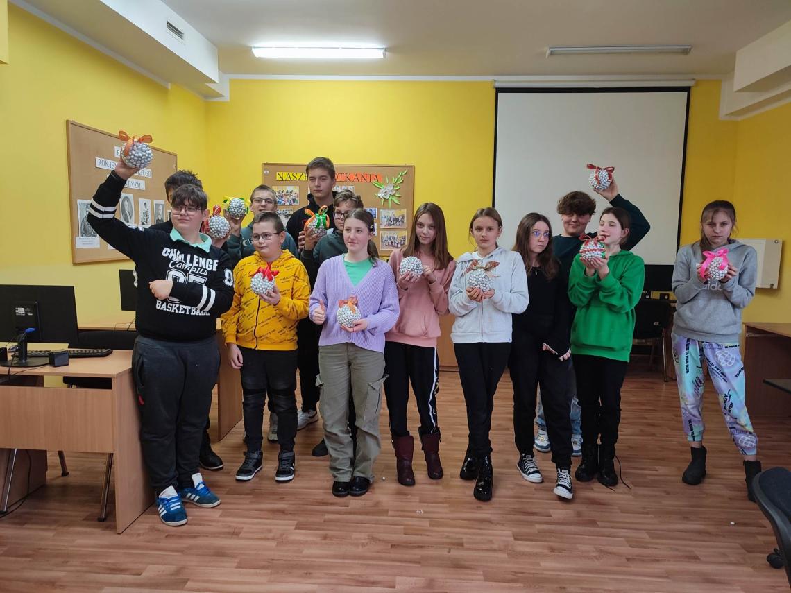 Uczniowie szkoły podstawowej w Stanominie na warsztatach bozonarodzeniowych w miejscowej bibliotece