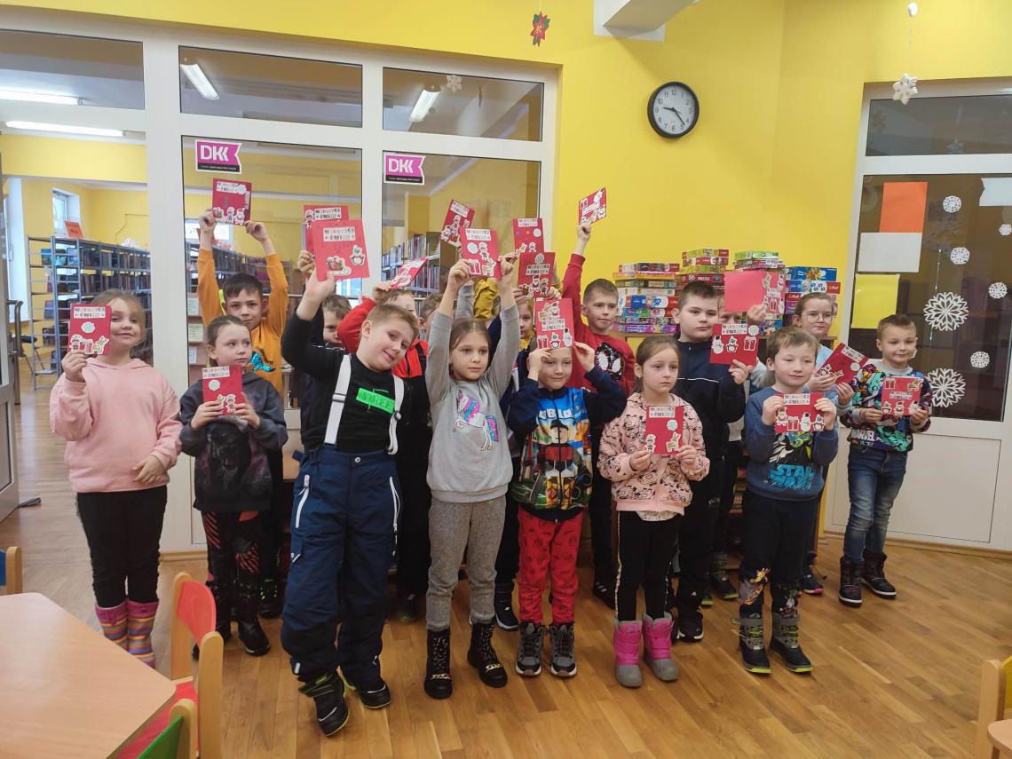 Uczniowie szkoły podstawowej w Stanominie na warsztatach bozonarodzeniowych w miejscowej bibliotece
