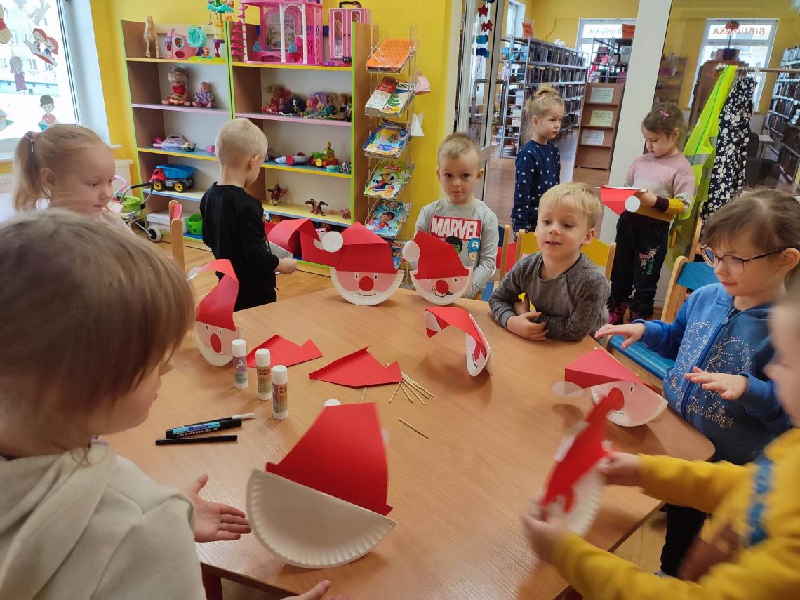 Uczniowie szkoły podstawowej w Stanominie na warsztatach bozonarodzeniowych w miejscowej bibliotece