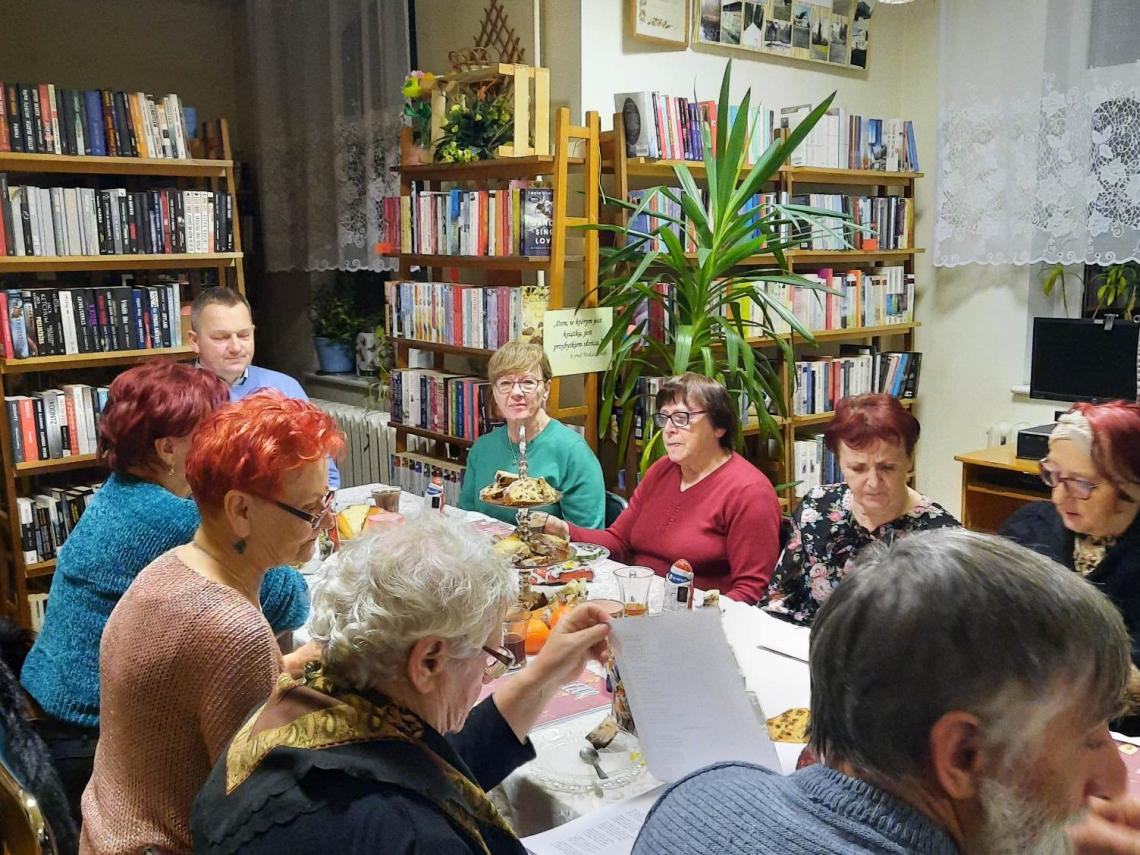 Uczestnicy III wieczoru kolęd i pastorałek w filii bibliotecznej w Podwilczu (2)