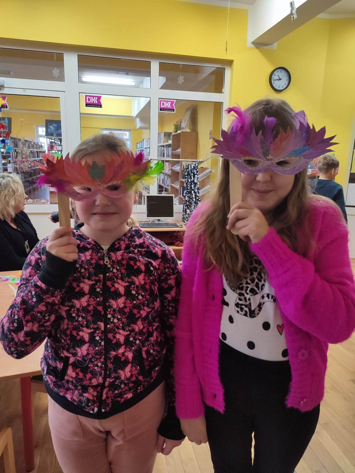 Uczennice SP w Stanominie na lekcji bibliotecznej Karnawał czas zacząć w mejscowej bibliotece