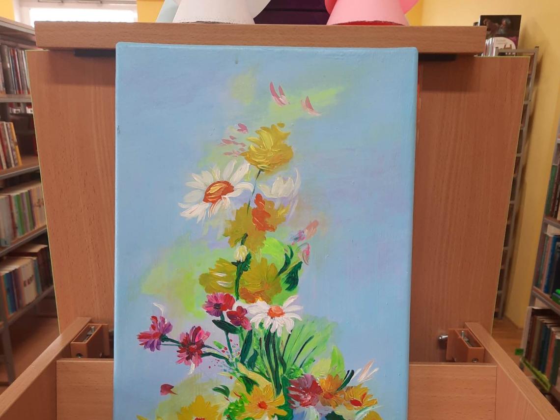 Obraz autorstwa pani Wiktorii Płóciennik przedstawiający kolorowy bukiet kwiatów na niebieskim tle