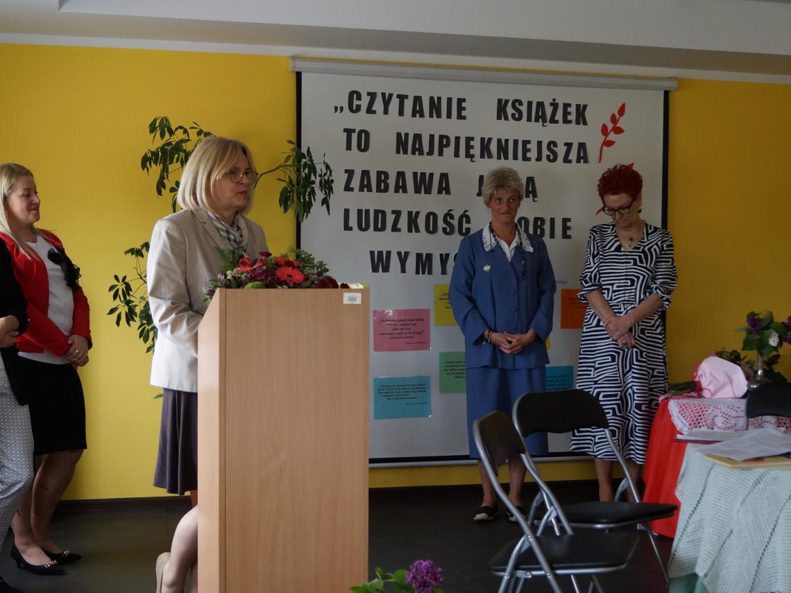 Bibliotekarki z Gminy Białogard oraz Monika Kwaśniak kierownik działu instrukcyjno-metodycznego podczas uroczystości nadania imienia Gminnej Bibliotece Publicznej w Stanominie.JPG