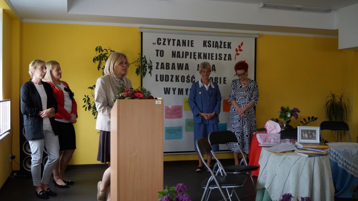 Bibliotekarki z Gminy Białogard oraz Monika Kwaśniak kierownik działu instrukcyjno-metodycznego podczas uroczystości nadania imienia Gminnej Bibliotece Publicznej w Stanominie(1).JPG