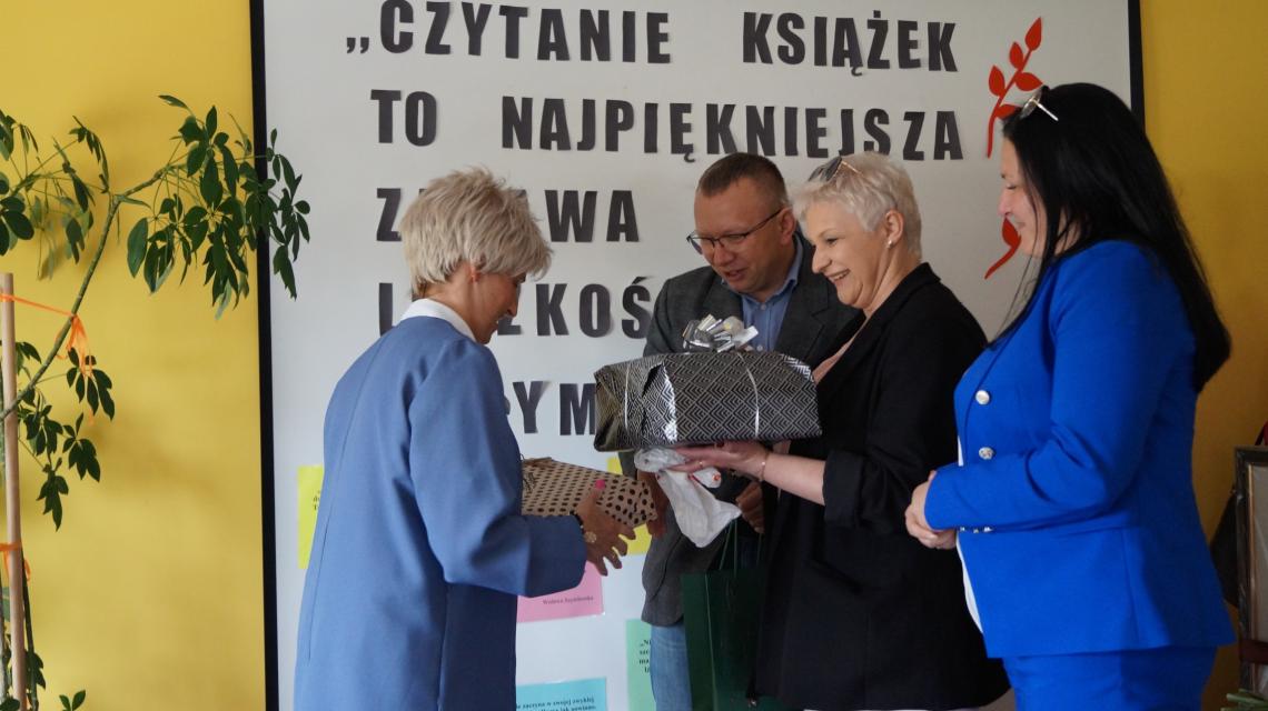 Dyrektor Gminnej Biblioteki Publicznej im. Wisławy Szymborskiej w Stanominie oraz dyrektorzy szkół z terenu Gminy Białogard wręczający upominki dla biblioteki.JPG