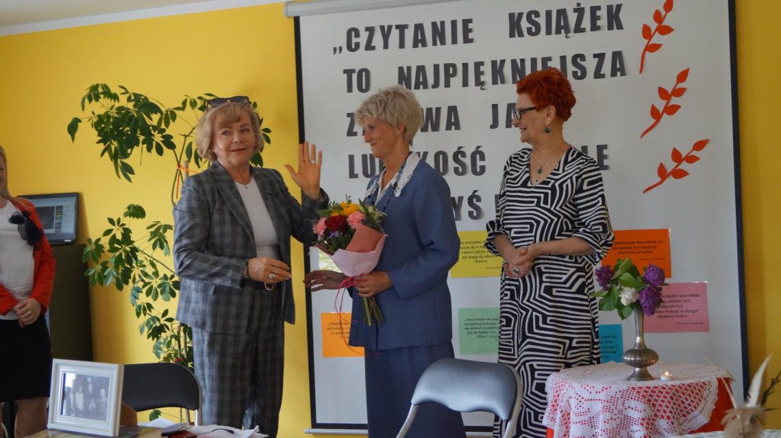 Senator Anna Sztark, dyrekto Ewa Juszczyk-Lachs oraz bibliotekarka pani Basia Kacprowska podczas uroczystości nadania imienia Gminnej Bibliotece Publicznej w Stanominie.JPG