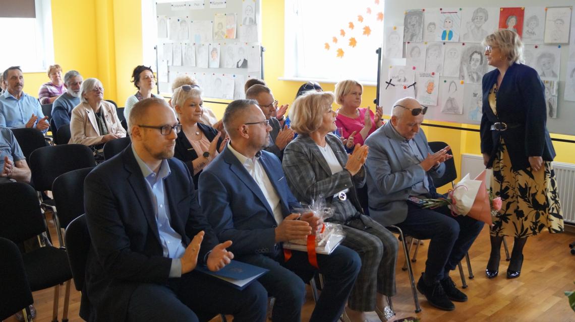 Zaproszeni goście podczas uroczystości nadania imienia Gminnej Bibliotece Publicznej w Stanominie (2).JPG (563.06 KB)