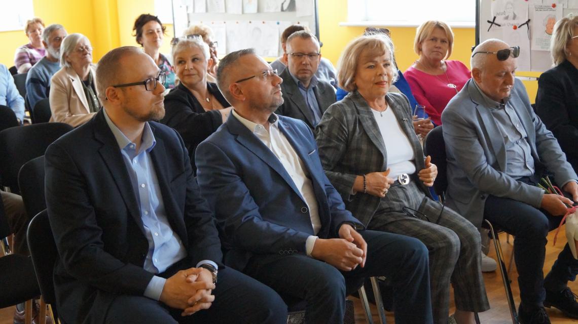 Zaproszeni goście podczas uroczystości nadania imienia Gminnej Bibliotece Publicznej w Stanominie.JPG (578.58 KB)