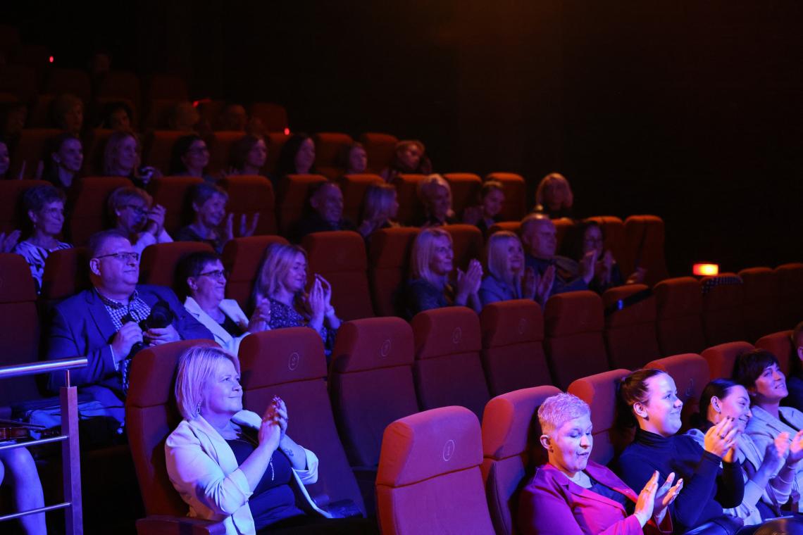 18. Nauczyciele siedzący na fotelach.