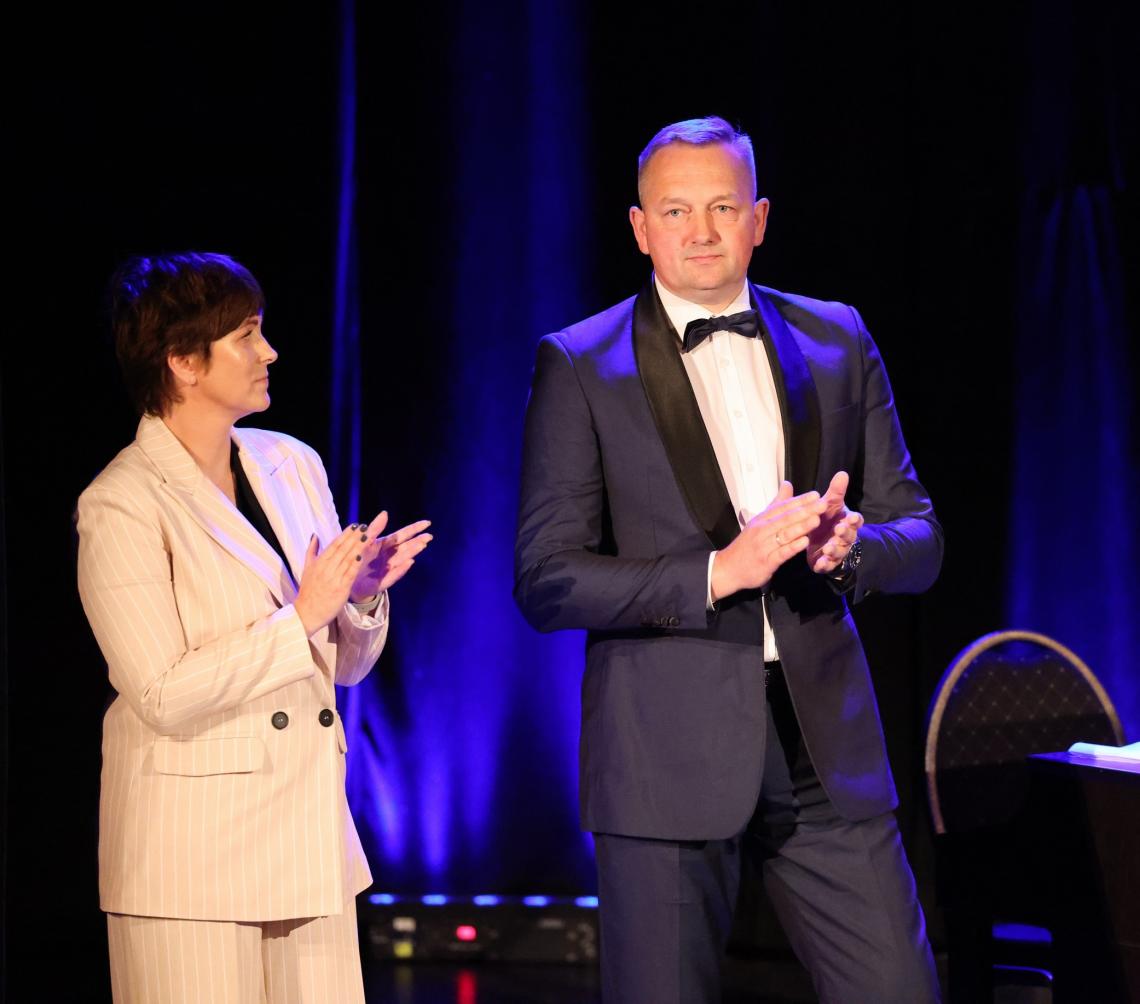 20. Od prawej Wójt Gminy Białogard oraz Przewodnicząca Rady Gminy Białogard. Biją brawo.