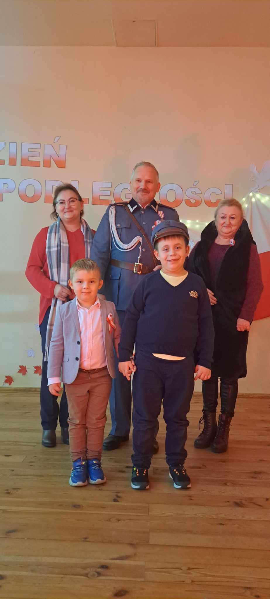 21.	Mieszkańcy Gminy na scenie z piłsudczykiem