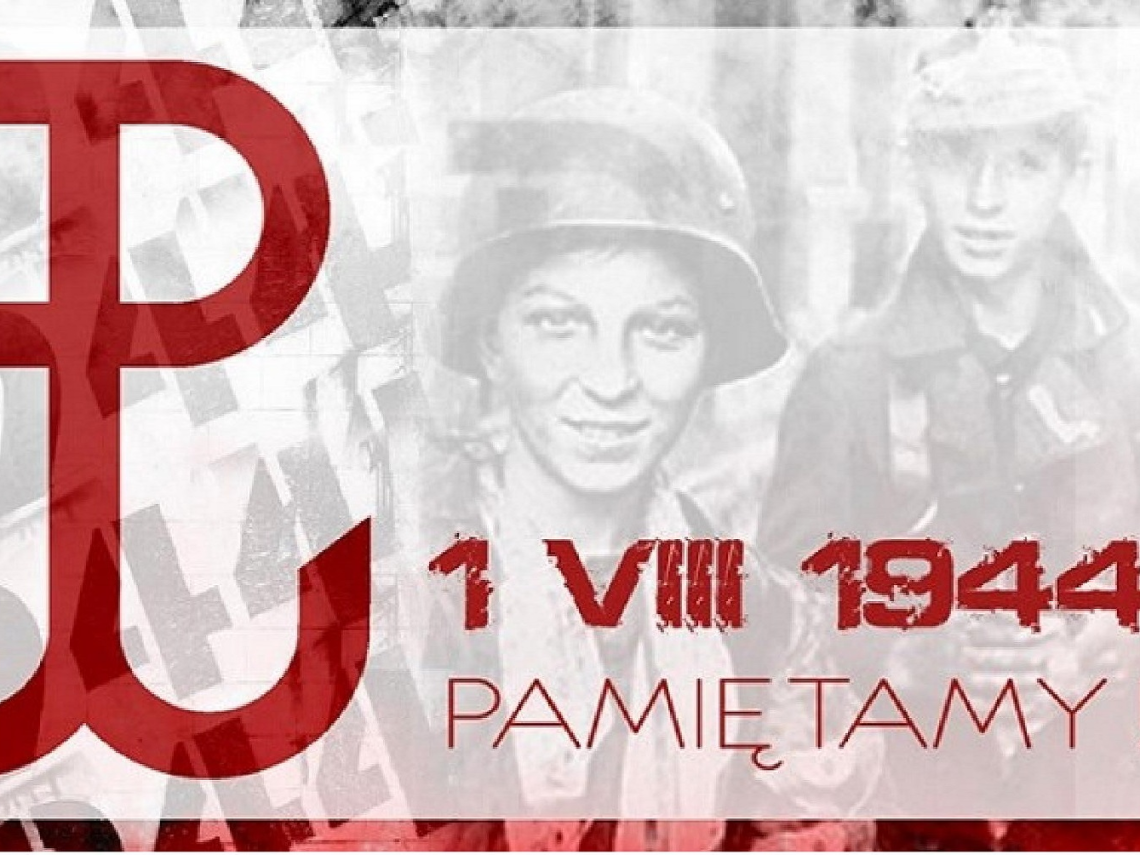 czarno-białe zdjęcie przedstawiające powstańców, po lewej stronie czerwony symbol powstania, po prawej stronie na czerwono napis 1 VIII 1944, poniżej czerwony napis PAMIĘTAMY! 