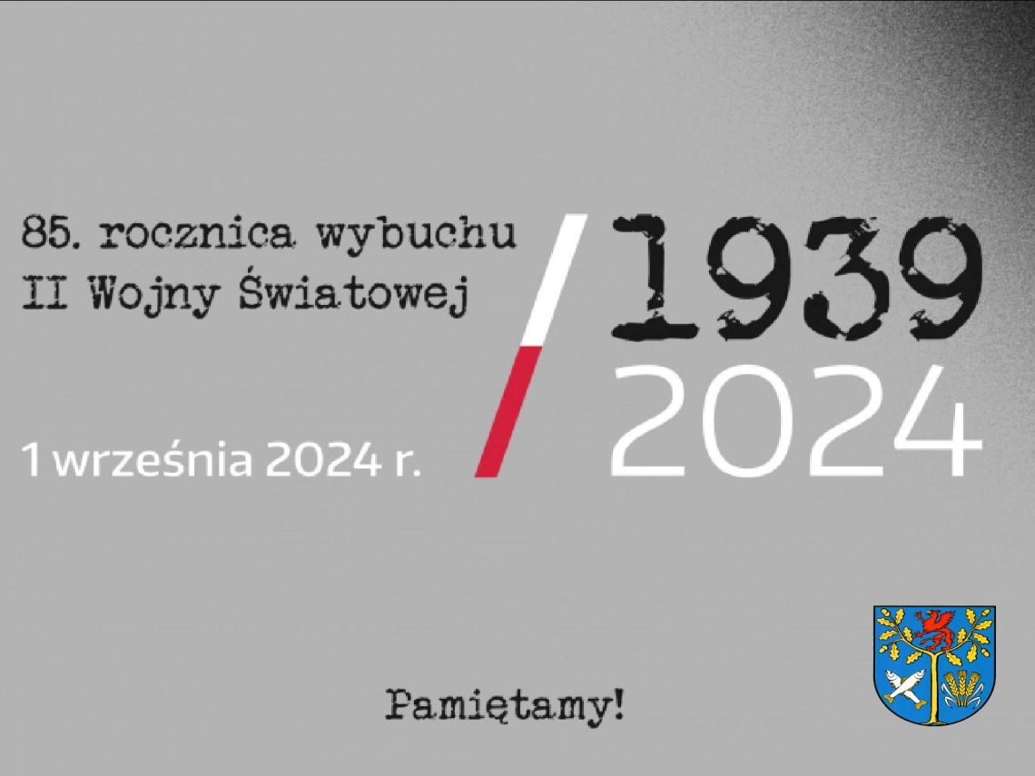 na szarym tle napis 85 rocznica wybuchu II Wojny Światowej; 1 września 2024r. 1939-2024 poniżej pamiętamy. w prawym dolnym rogu  herb Gminy Białogard 