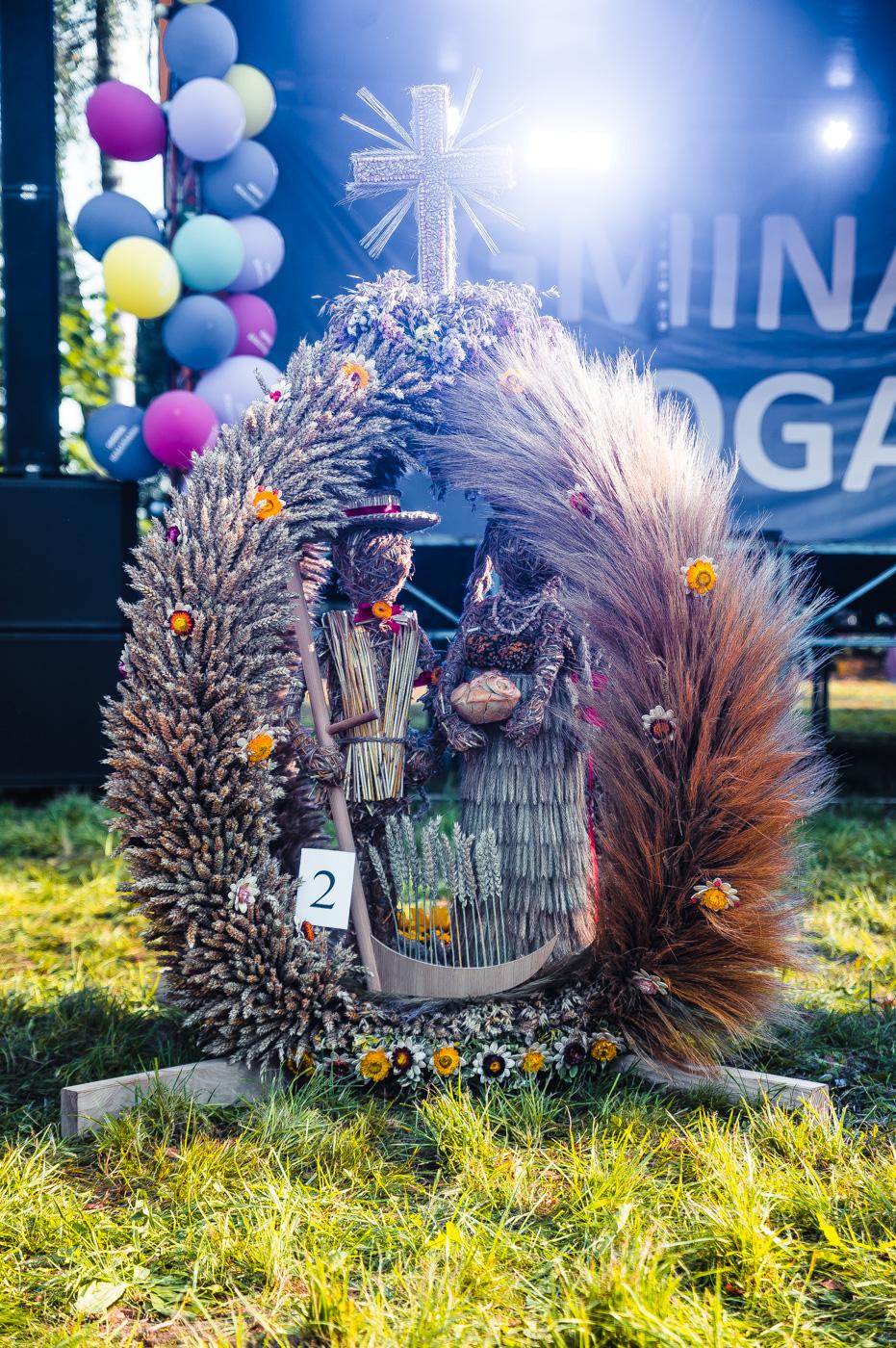 uplecione własnoręcznie z tegorocznych zbóż, wieńce dożynkowe. Zgodnie z tradycją do przygotowania wieńca nie używa się drutów ani metalowych konstrukcji. Wieńce są  symbolem zakończenia żniw i podziękowania za zebrane plony.