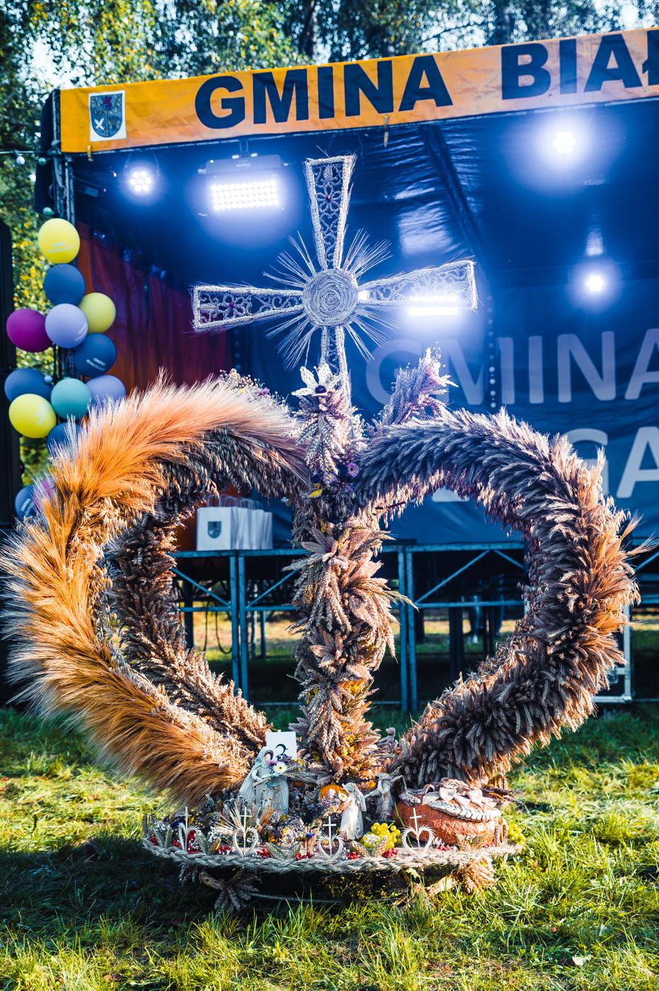 uplecione własnoręcznie z tegorocznych zbóż, wieńce dożynkowe. Zgodnie z tradycją do przygotowania wieńca nie używa się drutów ani metalowych konstrukcji. Wieńce są  symbolem zakończenia żniw i podziękowania za zebrane plony.