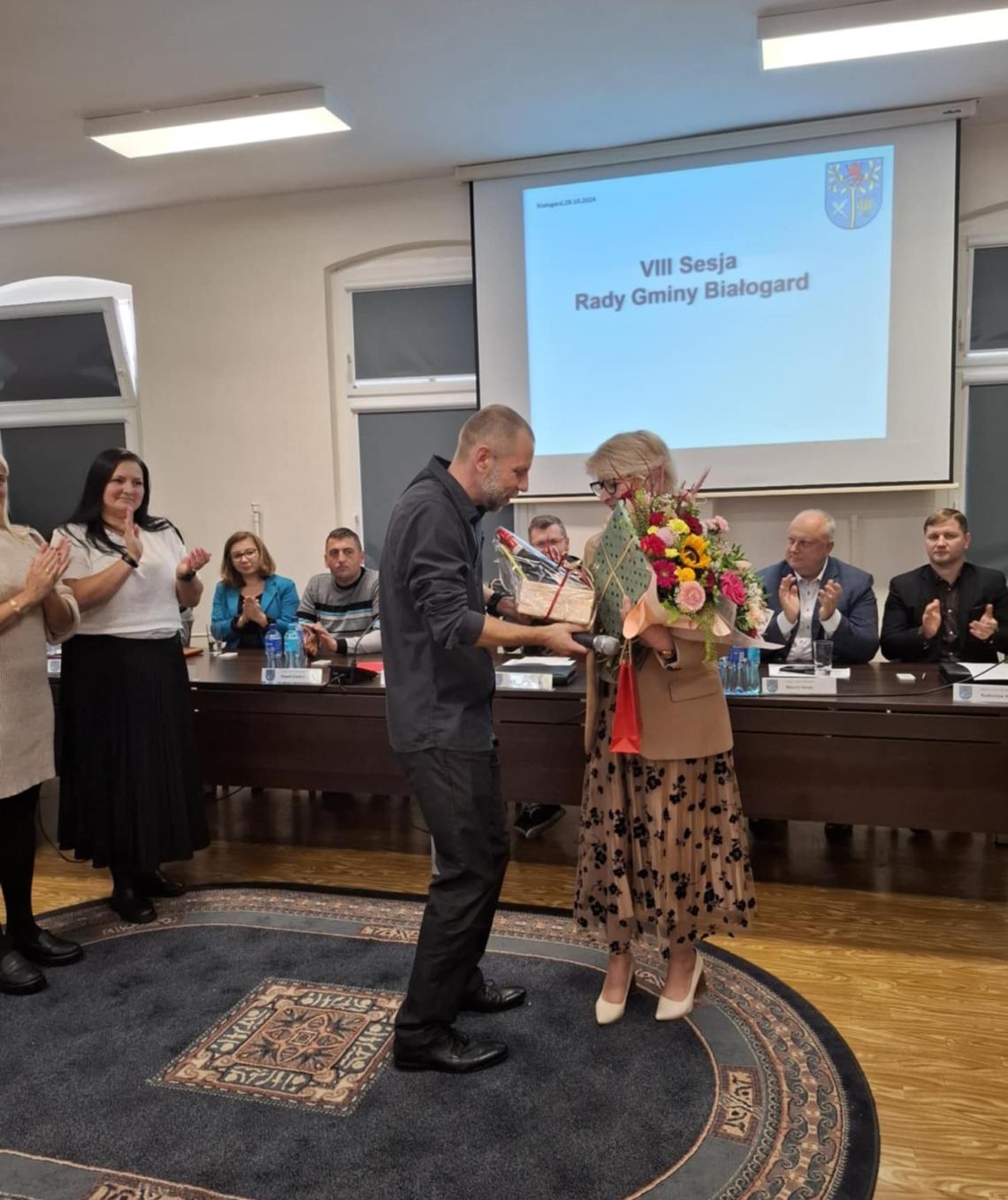 12. Podziękowania dla Pani Sekretarz od GOPSU , dyrektorów szkół i biblotek.