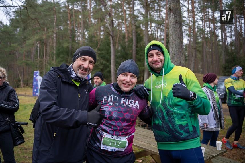 14. Biegacze przygotowujący się do biegu